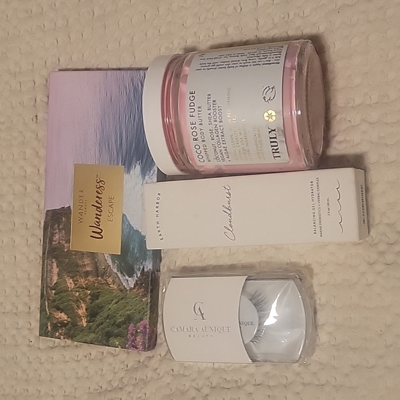 Beauty bundle! CloudburstTruly Wander Beauty and Camara Aunique lashes